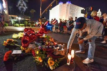 Strage Las Vegas, Paddock ha sparato per 9-11 minuti Strage Las Vegas, Paddock ha sparato per 9-11 minuti