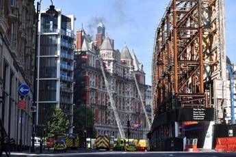 Hotel di lusso in fiamme a Londra Hotel di lusso in fiamme a Londra