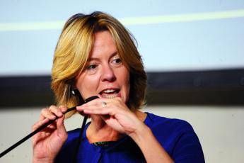 Lorenzin: Raggi incompetente Lorenzin: Raggi incompetente