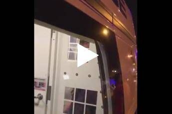 Follia del presunto attentatore: bacio alla folla Follia del presunto attentatore: bacio alla folla