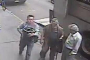 NY, ladro fugge con un secchio pieno d'oro /Video NY, ladro fugge con un secchio pieno d'oro /Video
