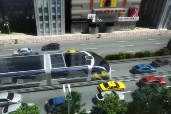 Addio traffico, il bus del futuro passa sopra le auto /Video