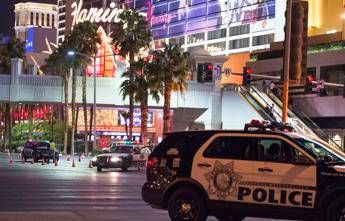 Usa, donna si lancia con auto contro pedoni a Las Vegas: un morto e oltre 30 feriti Usa, donna si lancia con auto contro pedoni a Las Vegas: un morto e oltre 30 feriti
