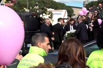 Malori e lacrime per l'addio ad Alessia e Martina Malori e lacrime per l'addio ad Alessia e Martina