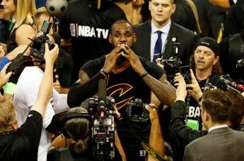 LeBron James firma con i Lakers LeBron James firma con i Lakers