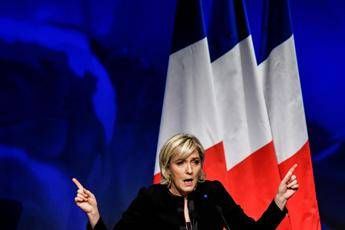 Le Pen deve restituire 300mila euro a Parlamento Ue Le Pen deve restituire 300mila euro a Parlamento Ue