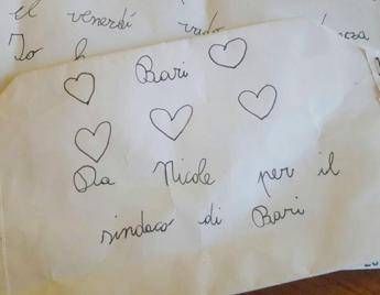 Bari, bimba di 7 anni scrive al sindaco: Voglio fare il tuo lavoro, è duro? Bari, bimba di 7 anni scrive al sindaco: Voglio fare il tuo lavoro, è duro?