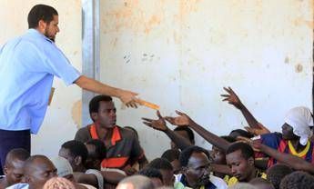 Minniti: Stop sbarchi, 10mila profughi con corridoi umanitari Minniti: Stop sbarchi, 10mila profughi con corridoi umanitari