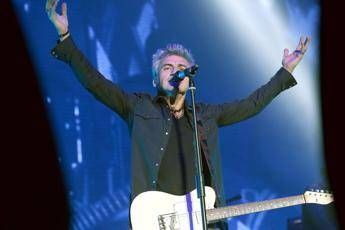 Luciano Ligabue a riposo per influenza: rimandato concerto di Jesolo Luciano Ligabue a riposo per influenza: rimandato concerto di Jesolo