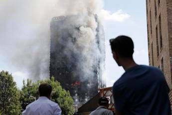 Rogo Londra, bilancio vittime salito a 79 morti Rogo Londra, bilancio vittime salito a 79 morti