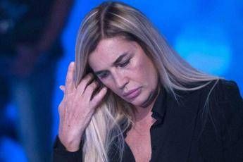 Mio figlio si è suicidato, nuovo dramma per Lory Del Santo Mio figlio si è suicidato, nuovo dramma per Lory Del Santo