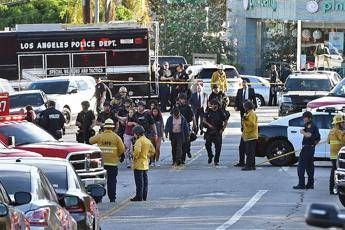 Los Angeles, si barrica in market e uccide donna Los Angeles, si barrica in market e uccide donna