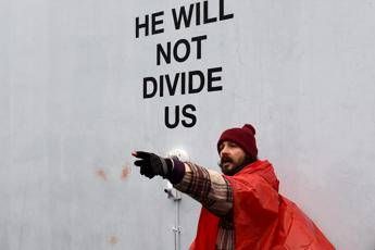 Hitler ha fatto bene Shia La Beouf lo assale e viene arrestato in proteste anti Trump /Video