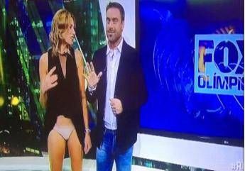 Incidente hot per la giornalista argentina, solleva il braccio con tutto il vestito /Video Incidente hot per la giornalista argentina, solleva il braccio con tutto il vestito /Video