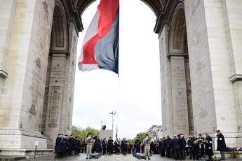 Hollande e Macron insieme a commemorazioni 8 maggio Hollande e Macron insieme a commemorazioni 8 maggio
