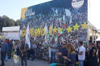 Gigi, dammi una manina, bagno di folla a Italia 5 Stelle Gigi, dammi una manina, bagno di folla a Italia 5 Stelle