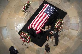 Funerali McCain, c'è Ivanka ma Trump no Funerali McCain, c'è Ivanka ma Trump no