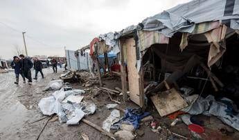 Migranti, Gb avvia la costruzione di un muro a Calais Migranti, Gb avvia la costruzione di un muro a Calais