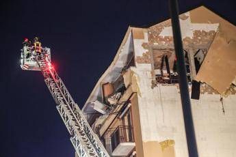 Esplosione in una palazzina a Milano Esplosione in una palazzina a Milano