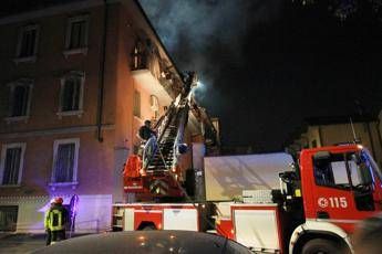 Palazzina in fiamme a Milano Palazzina in fiamme a Milano