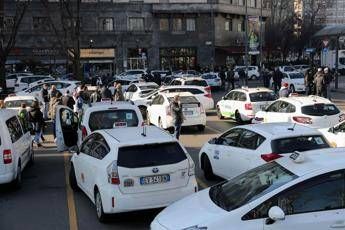Taxi, sindacati: Riprendete il servizio. Ma è ancora caos Taxi, sindacati: Riprendete il servizio. Ma è ancora caos