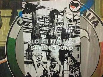 Milano, blitz alla stazione di Quarto Oggiaro. Sui muri volantini e scritte Milano, blitz alla stazione di Quarto Oggiaro. Sui muri volantini e scritte