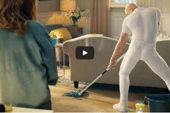 '50 sfumature di candeggio', social divisi sul sexy Mastro Lindo al Super Bowl '50 sfumature di candeggio', social divisi sul sexy Mastro Lindo al Super Bowl