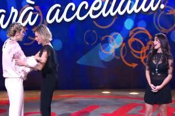 Selfie, Paola Caruso contro Alessia Macari: Tenetevi 'sta str... /Video Selfie, Paola Caruso contro Alessia Macari: Tenetevi 'sta str... /Video