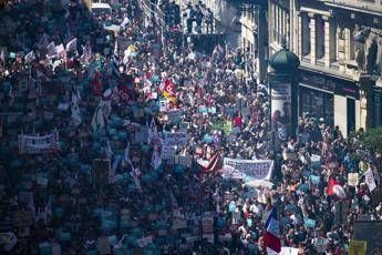 Migliaia in piazza contro Macron Migliaia in piazza contro Macron