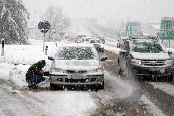 Neve e vento, il maltempo colpisce l'Italia Neve e vento, il maltempo colpisce l'Italia