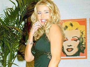 Valeria Marini si separa, ironia su Twitter. E spunta un nuovo presunto amore Valeria Marini si separa, ironia su Twitter. E spunta un nuovo presunto amore