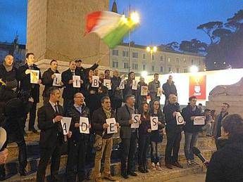 Marò, flash mob e Inno d'Italia, dalle piazze italiane il grido 'Liberi adesso' Marò, flash mob e Inno d'Italia, dalle piazze italiane il grido 'Liberi adesso'