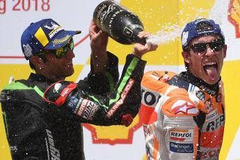 A Sepang vince Marquez, beffa Rossi