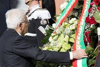 Shoah, Mattarella depone corona sulla lapide in ricordo della deportazione degli ebrei romani Shoah, Mattarella depone corona sulla lapide in ricordo della deportazione degli ebrei romani