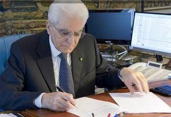 Omofobia, Mattarella: Viola dignità e libertà affettiva Omofobia, Mattarella: Viola dignità e libertà affettiva