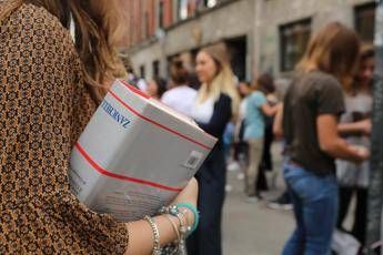 Muore prima della Maturità, le compagne discutono l'esame per lei Muore prima della Maturità, le compagne discutono l'esame per lei