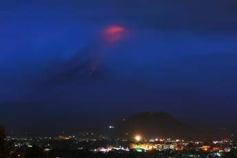 Allarme nelle Filippine, vulcano fa paura: migliaia in fuga Allarme nelle Filippine, vulcano fa paura: migliaia in fuga