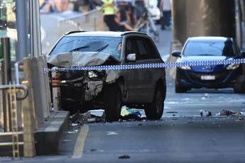 Suv si lancia su folla: panico e feriti a Melbourne Suv si lancia su folla: panico e feriti a Melbourne