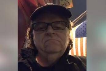 Michael Moore: Ecco la lista di cose da fare il giorno dopo Michael Moore: Ecco la lista di cose da fare il giorno dopo