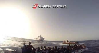 Gommone carico di migranti naufraga nel Canale di Sicilia: morte 10 donne /I soccorsi Gommone carico di migranti naufraga nel Canale di Sicilia: morte 10 donne /I soccorsi
