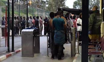 Migranti, in centinaia assaltano la barriera di Ceuta Migranti, in centinaia assaltano la barriera di Ceuta