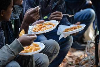 Migranti, la Cei: Servono i permessi umanitari Renzi: Ue insegue strada della paura