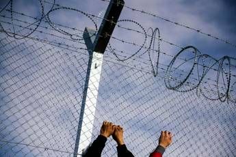 Stupro al Cara Mineo: pakistano sfonda porta e violenta nigeriana Stupro al Cara Mineo: pakistano sfonda porta e violenta nigeriana
