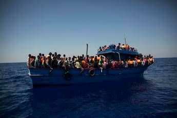 Andrebbero annegati, post choc dottoressa su migranti Andrebbero annegati, post choc dottoressa su migranti