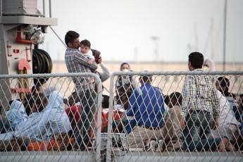 Migranti, approda a Palermo la nave dei bambini Migranti, approda a Palermo la nave dei bambini