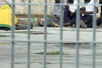 Croazia, polizia spara contro bus migranti: 2 bimbi feriti Croazia, polizia spara contro bus migranti: 2 bimbi feriti