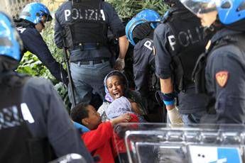 Migranti, tensione per lo sgombero a Ventimiglia /Foto Migranti, tensione per lo sgombero a Ventimiglia /Foto