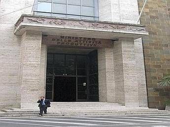 Micron: ministro Guidi a sindacati, massimo impegno per soluzione positiva Micron: ministro Guidi a sindacati, massimo impegno per soluzione positiva