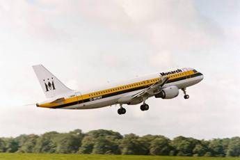 Crisi Monarch Airlines, 110mila passeggeri a terra Crisi Monarch Airlines, 110mila passeggeri a terra
