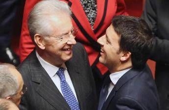 Monti contro Renzi: E' un disco rotto. La replica: Italia in moto grazie a noi Monti contro Renzi: E' un disco rotto. La replica: Italia in moto grazie a noi